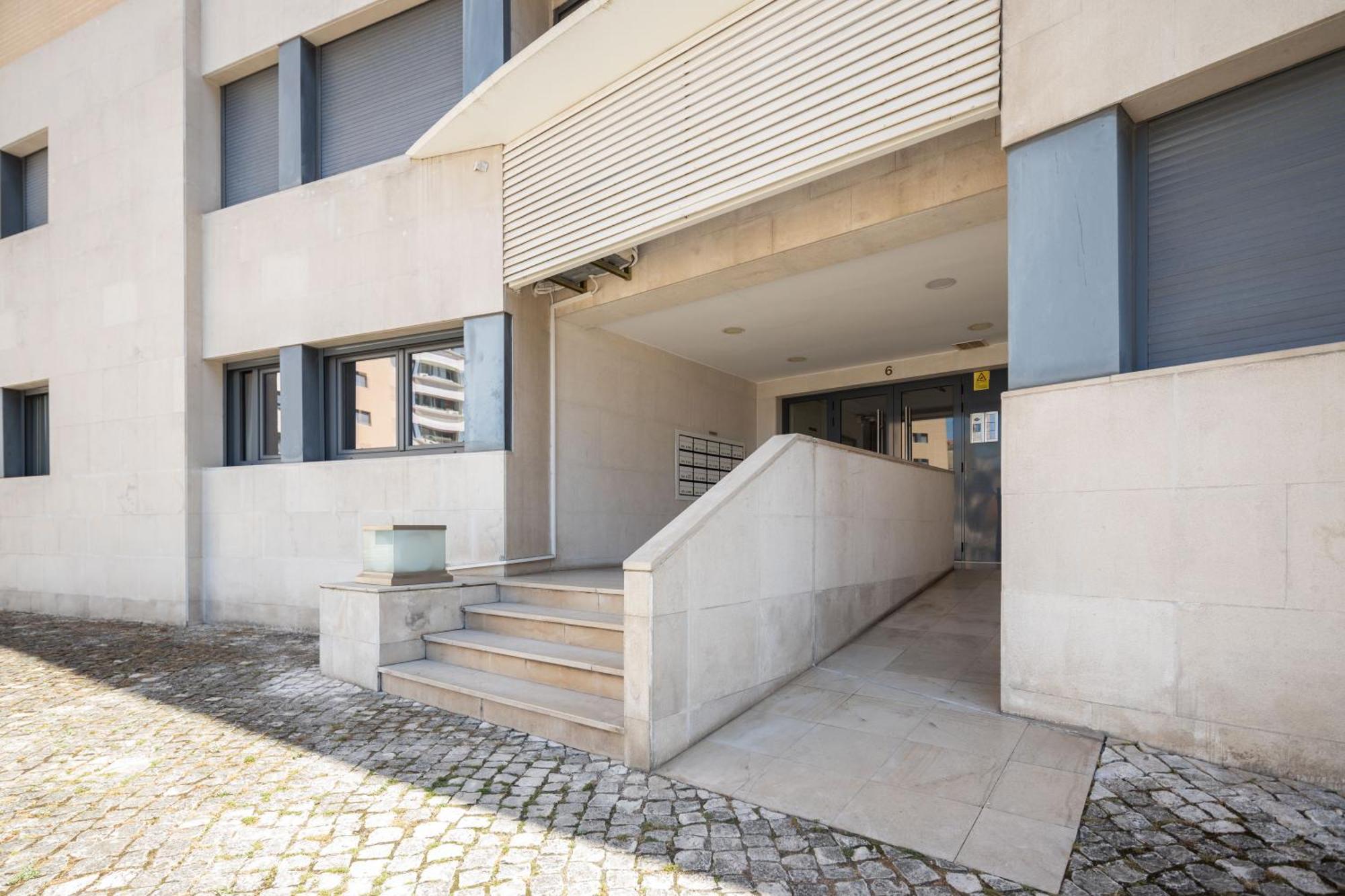 Lisbon Relax Pool Apartment - Free Parking Garage Exterior photo